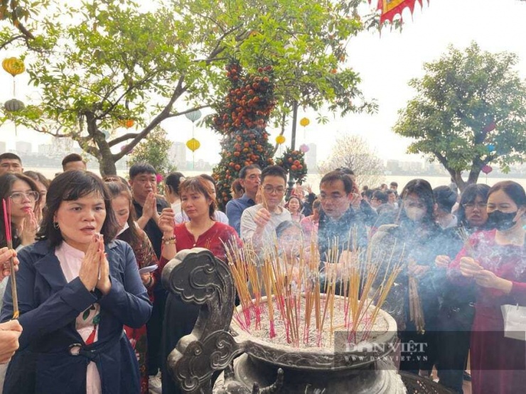 Nhiều người thành thành&nbsp; tâm chiêm bái ngày đầu năm.&nbsp;Ảnh: Gia Khiêm