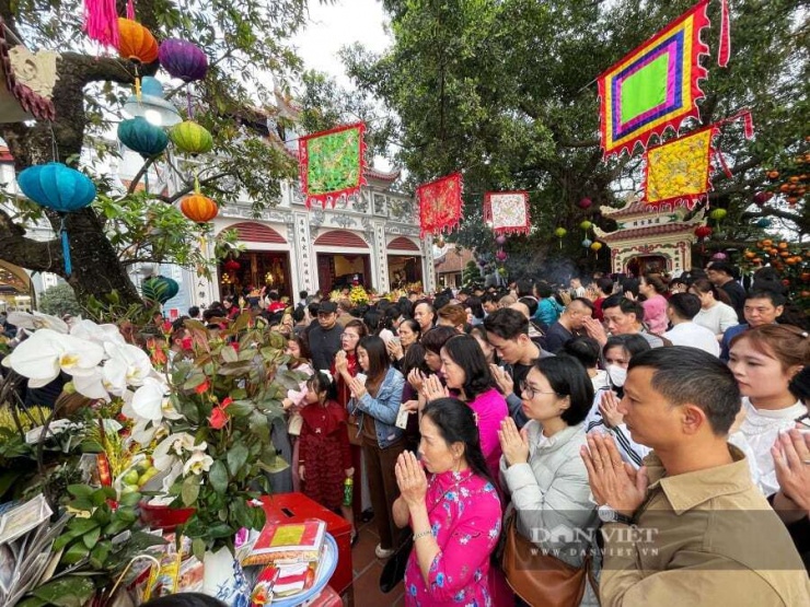 Khu vực bên ngoài đền cô, đền cậu Phủ Tây Hồ. Ảnh: Gia Khiêm