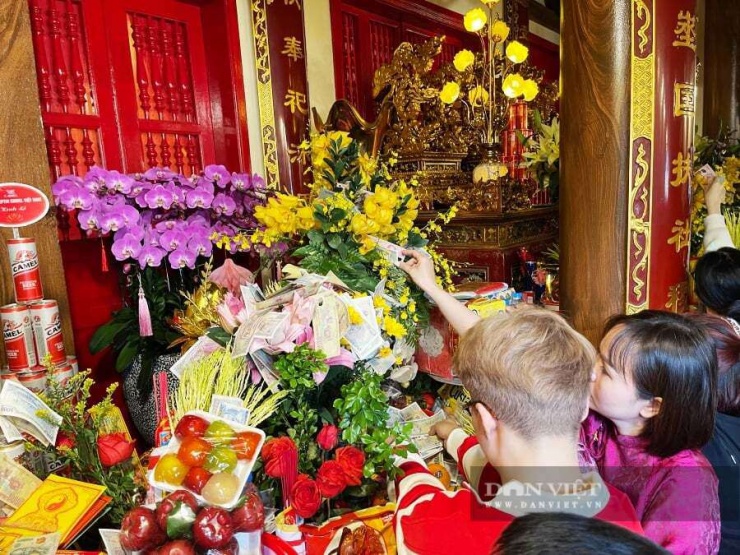 Dù trước mỗi ban thờ trong phủ đều có hòm công đức, song hầu như mọi người đều rải tiền ngay lên trên kệ.&nbsp;Ảnh: Gia Khiêm