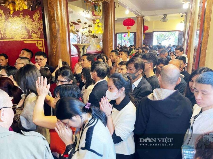 Việc di chuyển trở nên vô cùng khó khăn, hàng đoàn người phải xếp hàng chờ đến lượt để vào lễ.&nbsp;Ảnh: Gia Khiêm