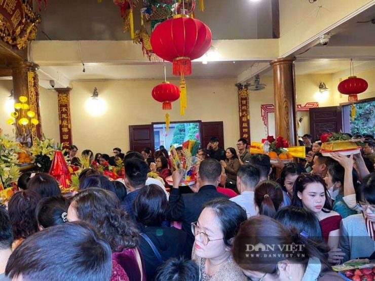 Ai cũng cố gắng chen chân để đặt được mâm lễ của mình gần điện thờ chính.&nbsp;Ảnh: Gia Khiêm