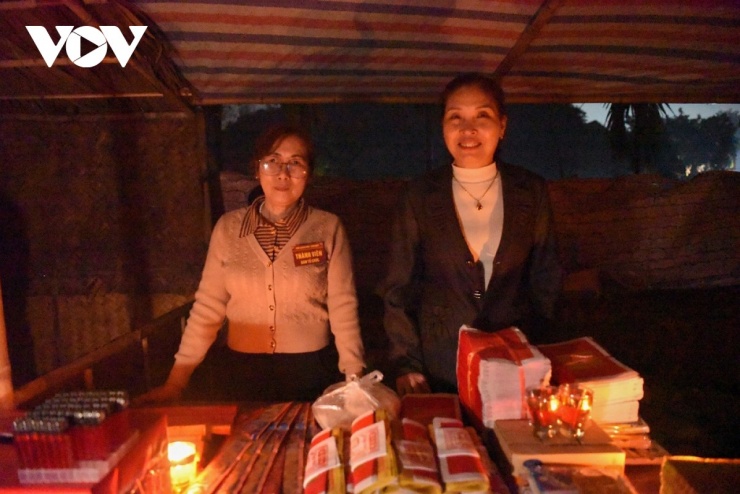 Chợ bắt đầu họp vào lúc