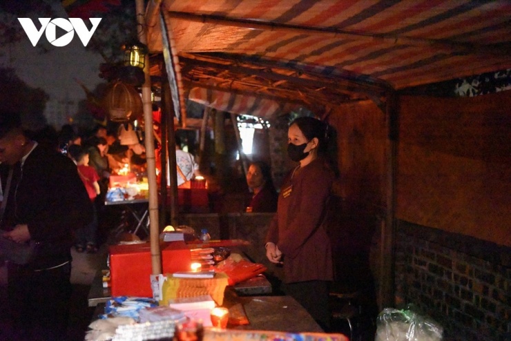 Đến chợ người mua không ai mặc cả, người bán không đếm lại tiền người mua trả. Trong bóng đêm chỉ thấy bóng người đi lại và tiếng thì thào to nhỏ. Người ta hầu như không quan tâm nhiều đến việc