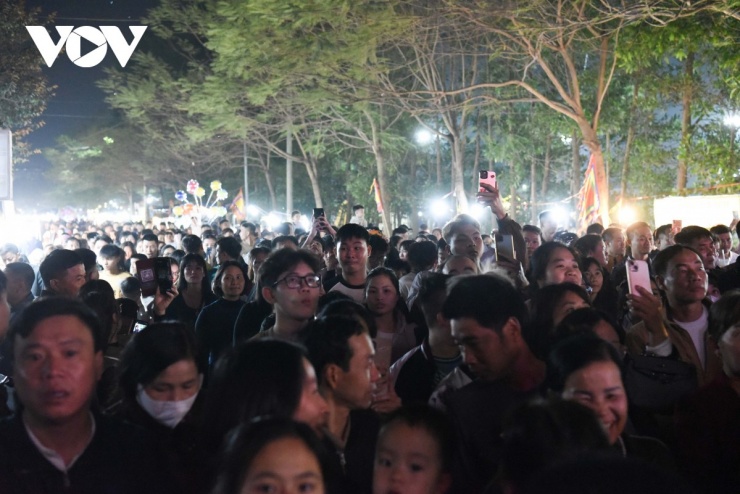 Theo tài liệu còn lưu giữ lại, năm Nhâm Dần (năm 43 sau Công nguyên), nhà Hán lệnh cho Mã Viện đem quân sang đánh Hai Bà Trưng. Quân giặc đánh đến trấn Vũ Ninh, huyện Tiên Du (tỉnh Bắc Ninh) thì gặp quân của Hai Bà Trưng và xảy ra trận kịch chiến, nhiều quân lính đã hy sinh. Sau trận chiến, thân nhân của những người lính đó đã về chiến trường xưa tưởng nhớ người thân vào dịp sau Tết Nguyên đán.