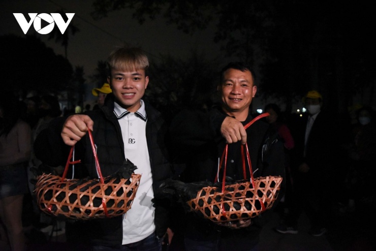 Theo người dân làng Ó cho biết, gà đen là biểu tượng cho sự thần bí, tâm linh. Chỉ những người nào thực sự may mắn nới có thể chen chân và chọn lấy cho mình một con gà đen mang về sau phiên chợ.