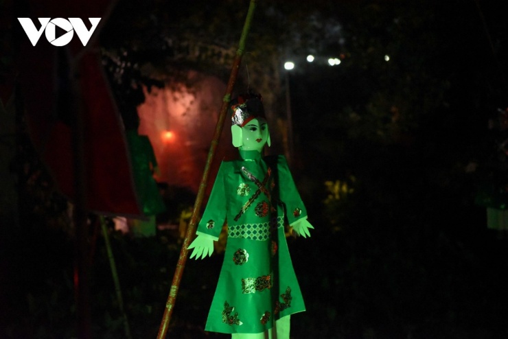 Những hình nhân được treo khắp nơi đường vào cửa âm phủ.