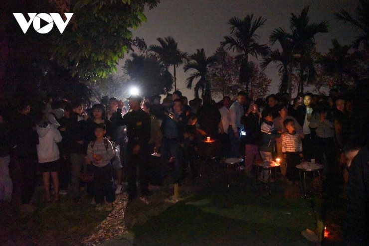 Tại khu vực phục dựng rất đông người dân, du khách tới đón xem.