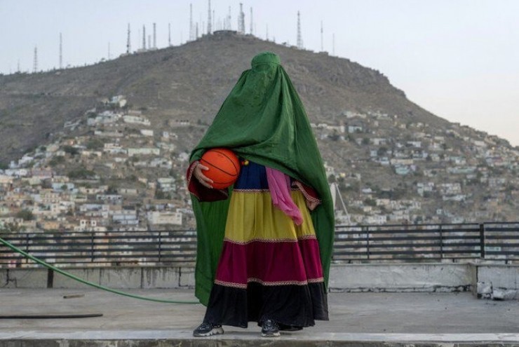 Taliban cho phép chồng đánh vợ miễn không gãy xương