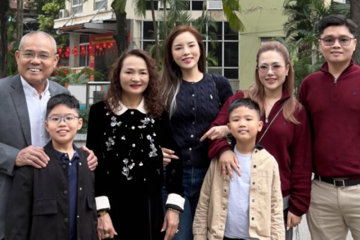 Ảnh sao 20/2: Kỳ Duyên sum họp du xuân cùng đại gia đình