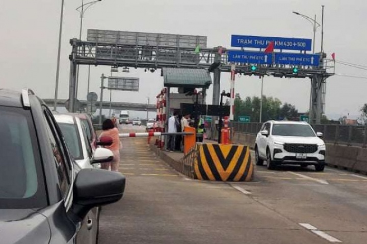 Hàng loạt phương tiện gặp sự cố tại các trạm thu phí trên cao tốc Bắc - Nam ngày Tết Bính Ngọ 2026