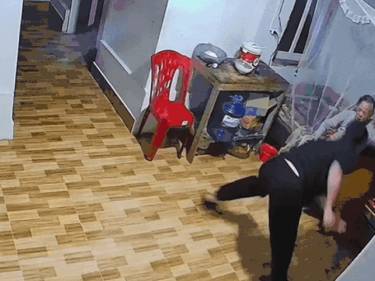 Xôn xao clip con trai đánh mẹ gãy tay tối mùng 3 Tết