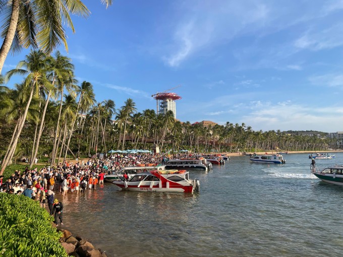 Hàng nghìn du khách đổ ra bến tàu chờ canô để về đất liền. Ảnh: NVCC