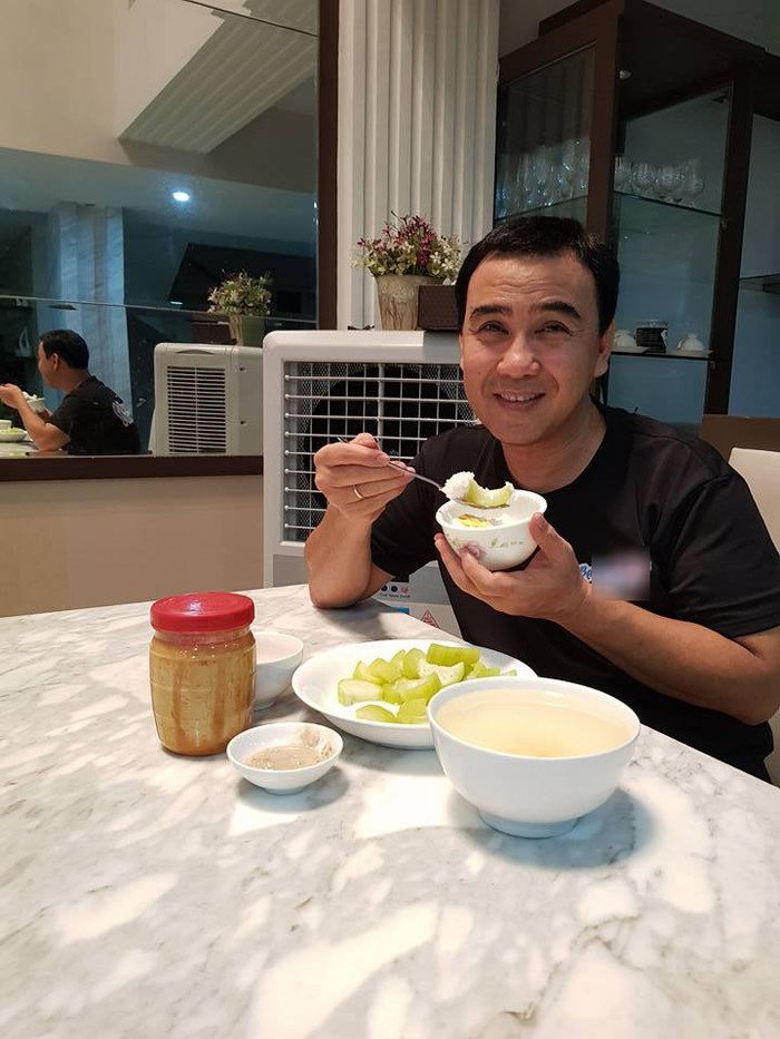 MC Quyền Linh thích thú thưởng thức món rau củ luộc chấm chao. (Ảnh FBNV)