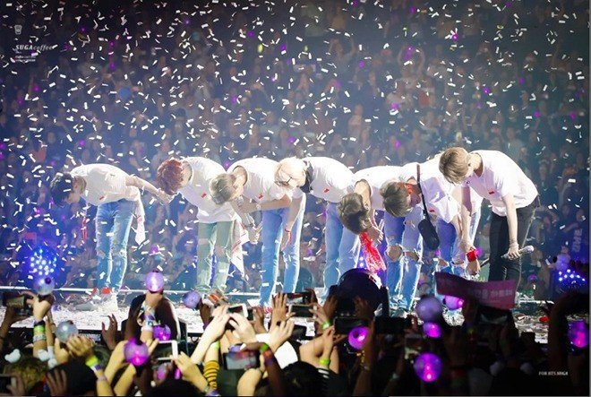 Hành động cúi đầu hoặc quỳ rạp xuống chào phổ biến trong văn hóa Hàn Quốc và Nhật Bản.