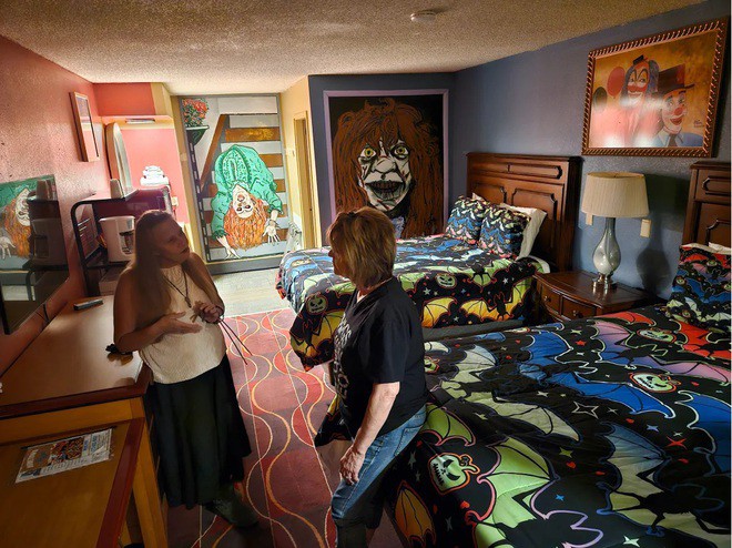 Những điểm dừng chân dọc tuyến đường như trạm xăng, cửa tiệm, khách sạn...với "phong cách ngoài hành tinh"- Ảnh: CNN