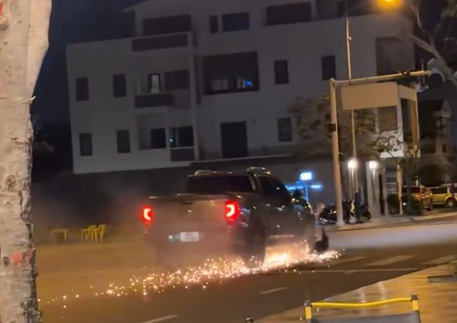 Chiếc ô tô kéo lê xe máy của nạn nhân trong khu phố biển Phan Thiết