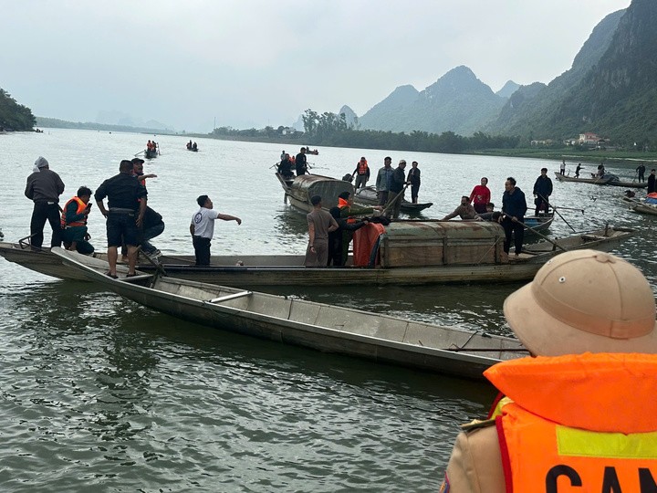 Lực lượng chức năng đang khẩn trương tìm kiếm nạn nhân còn đang mất tích trong vụ chìm thuyền trên sông Gianh là cháu Nguyễn Diễm Ch.