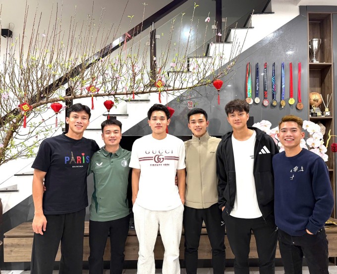 Đình Bắc hội ngộ một số cầu thủ quê Nghệ An như Quế Ngọc Hải, Nguyên Hoàng và Văn Bình. Ảnh: Nghệ An News.