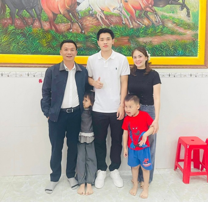 Đình Bắc về quê đón Tết cùng gia đình. Ảnh: Nghệ An News.