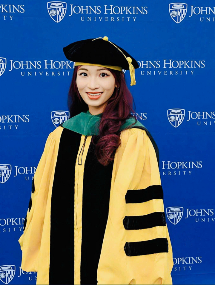 Trịnh Mai Chi trong ngày tốt nghiệp tại Đại học Johns Hopkins, hồi tháng 5/2025.