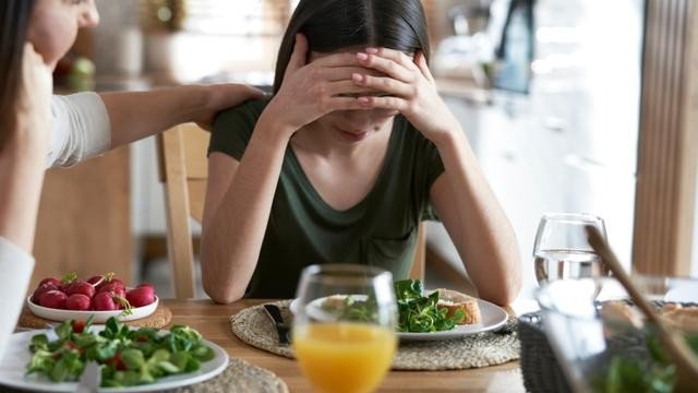 Bỏ bữa hoặc ăn quá no trong dịp Tết đều khiến cơ thể gánh hậu quả (ảnh minh họa)