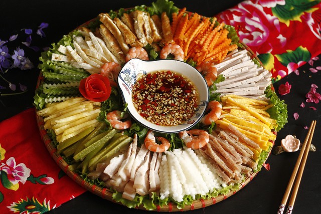 Món ăn này là sự kết hợp hoàn hảo giữa rau và thịt. Rau xanh các loại sẽ giúp bữa ăn ngày Tết không bị ngấy và sẽ mang đến hương vị mới cho bữa ăn vốn đã nhiều thịt và dầu mỡ.