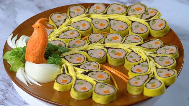 Nếu muốn Tết năm nay cả nhà mình "được ăn như những vị vua chúa", bạn có thể dành thêm chút thời gian và công sức để làm nên món chả phượng hoành tráng để chiêu đãi gia đình.