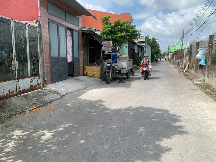 Con đường bê tông dẫn vào nhà ông Dũng được khang trang, sạch đẹp là nhờ có một phần góp vốn của ông sau khi trúng số.