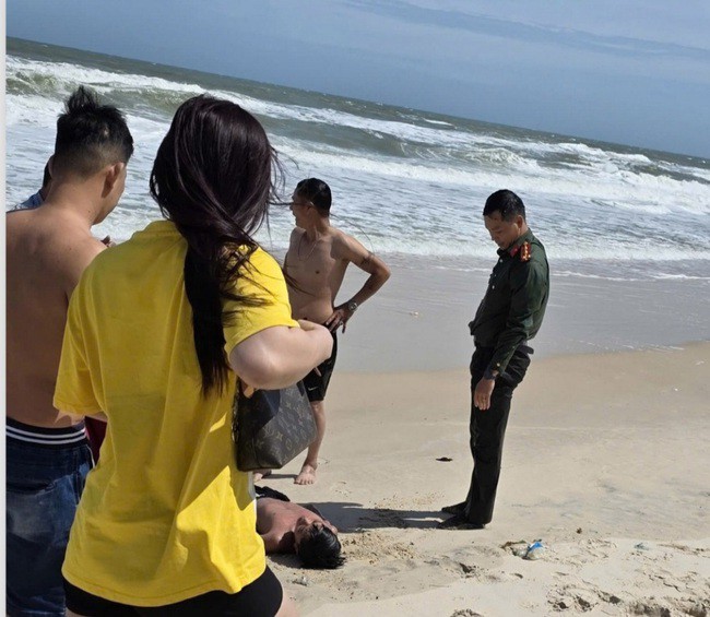 Đại úy Thành sau khi phối hợp đưa các nạn nhân vào bờ an toàn. Ảnh: Như Ý