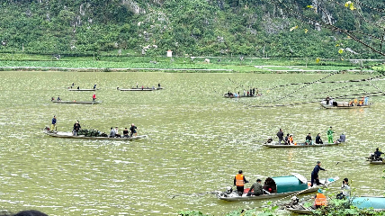 Đông đảo các lực lượng tổ chức tìm kiếm nạn nhân.