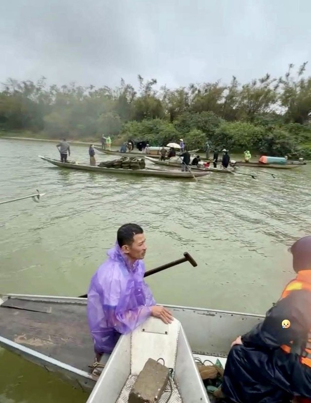 Gia đình 7 người gặp nạn khi chèo thuyền qua sông Gianh.