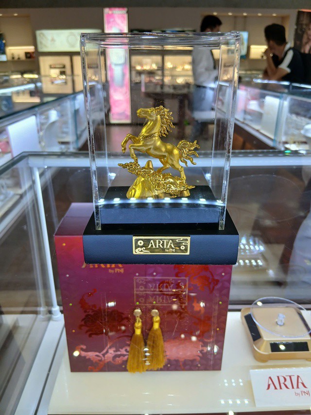 Tượng vàng con Ngựa, trọng lượng 7,9 chỉ