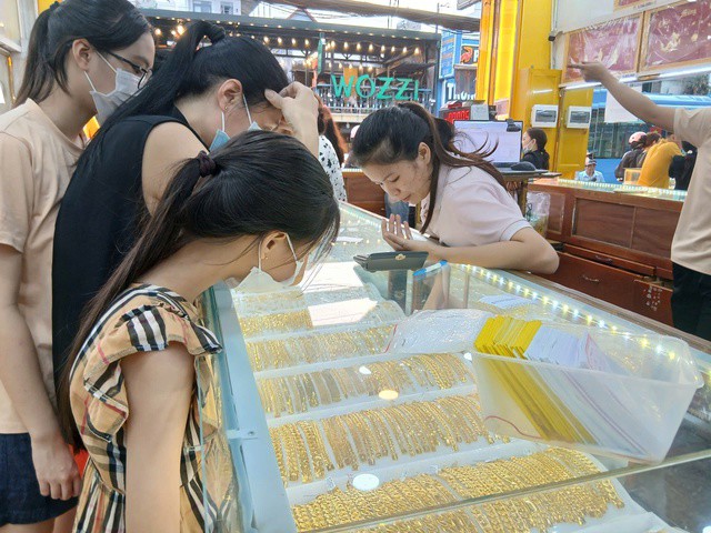 Phần lớn người dân chọn mua trang sức, dây chuyền 5 phân đến 1 chỉ.