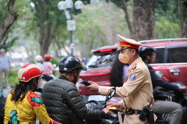 CSGT kiểm tra nồng độ cồn đối với tài xế. Ảnh: Cục CSGT