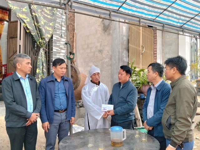 Lãnh đạo địa phương thăm hỏi, hỗ trợ gia đình nạn nhân tổ chức tang sự.