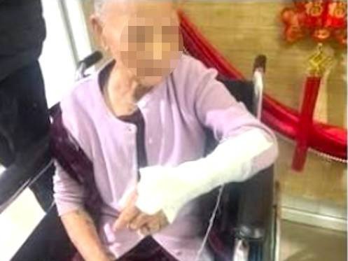 Người mẹ bị gãy tay sau vụ việc. Ảnh: MXH