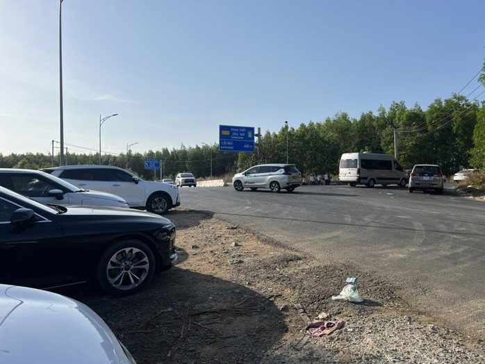 Lối vào tuyến cao tốc Phan Thiết - Dầu Giây bị chặn, các xe được hướng dẫn di chuyển theo Quốc lộ 1 về TPHCM