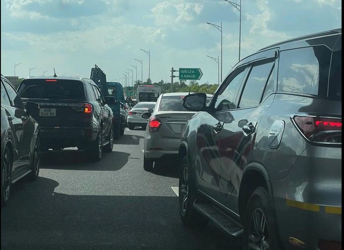 Dòng xe di chuyển chậm trên tuyến cao tốc Phan Thiết - Dầu Giây đoạn qua huyện Xuân Lộc