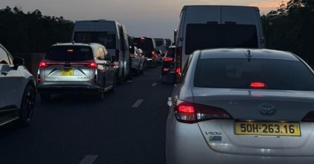 Dòng xe đổ dồn về TPHCM sau Tết, CSGT phải “đón...