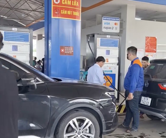 Một vòi xăng tại cửa hàng xăng dầu hoạt động. Ảnh: Chụp màn hình.