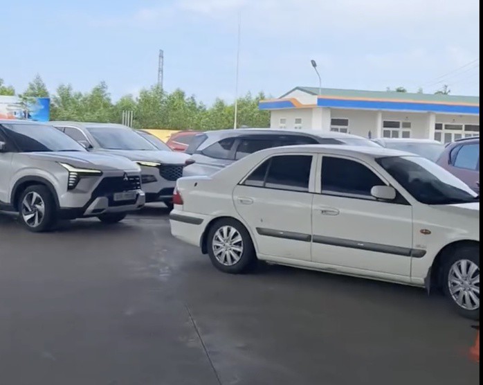 Nhiều phương tiện đợi đến lượt.