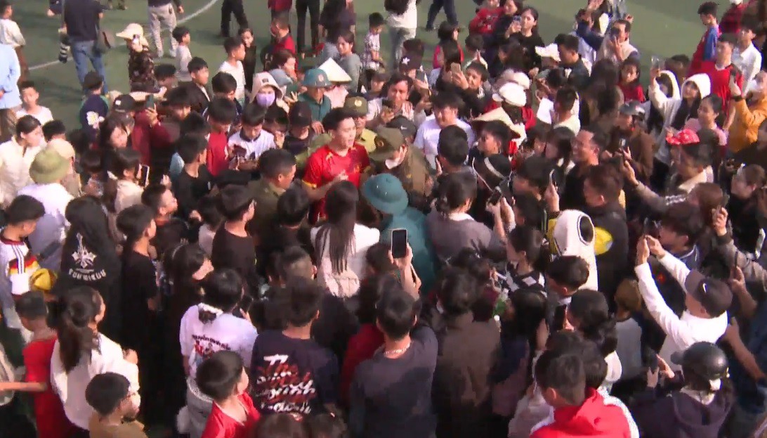 Đình Bắc bị bà con vây kín trong giờ nghỉ giải lao