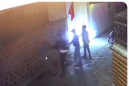 Bị nhắc nhở vì nẹt pô, nhóm thanh niên lao vào đuổi đánh công an viên