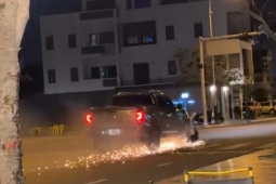 Ô tô kéo lê xe máy gần 1 km, một người tử vong