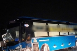 Xe khách và ô tô con tông nhau, cao tốc ùn tắc suốt hai giờ đồng hồ