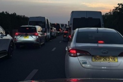 Dòng xe đổ dồn về TPHCM sau Tết, CSGT phải “đóng – mở” cao tốc liên tục