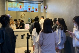 Hà Nội: Xếp hàng ăn phở, uống cà phê 'giải ngấy' ngày Tết