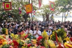 Biển người đổ về phủ Tây Hồ mùng 4 Tết, tiền lẻ "nhuộm" trắng ban thờ