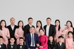 Bố mẹ ở Nghệ An sinh 5 con gái, 5 chàng rể đưa cả gia đình về ngoại đón Tết