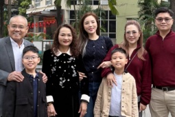 Ảnh sao 20/2: Kỳ Duyên sum họp du xuân cùng đại gia đình